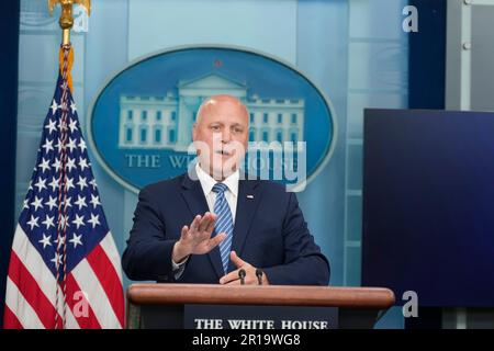 Washington, Vereinigte Staaten. 12. Mai 2023. Mitch Landrieu, Koordinator für die Implementierung der Infrastruktur, informiert die Medien am Freitag, den 12. Mai 2023, im James S. Brady Press Briefing Room des Weißen Hauses in Washington, DC. Kredit: Chris Kleponis/Pool über CNP/dpa/Alamy Live News Stockfoto