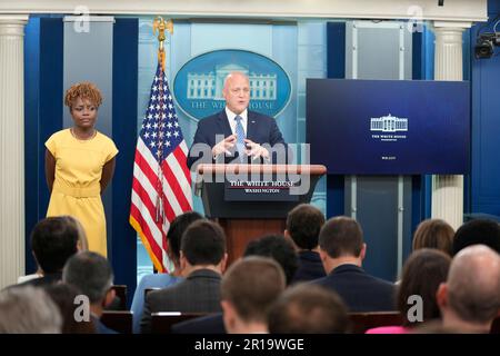 Washington, Vereinigte Staaten. 12. Mai 2023. Mitch Landrieu, Koordinator für die Implementierung der Infrastruktur, informiert die Medien am Freitag, den 12. Mai 2023, im James S. Brady Press Briefing Room des Weißen Hauses in Washington, DC. Kredit: Chris Kleponis/Pool über CNP/dpa/Alamy Live News Stockfoto