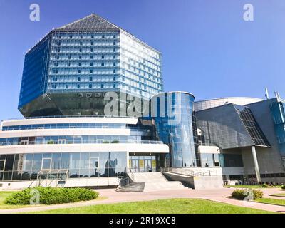 Ein großes blaues, wunderschönes Glasgebäude in Form eines Diamanten in einer modernen Staatsbibliothek von Belarus. Republik Belarus, M Stockfoto