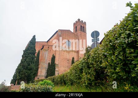 San Francesco ist eine Basilika im gotischen Stil, die 1228-1255 errichtet und später im 14. Bis 15. Jahrhundert in Siena, Toskana, Italien, erweitert wurde. Stockfoto