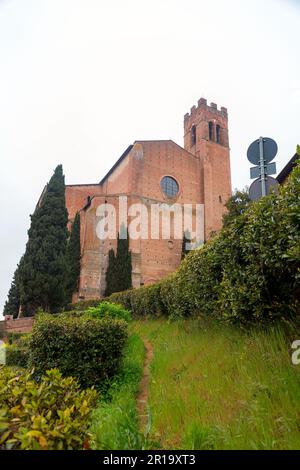 San Francesco ist eine Basilika im gotischen Stil, die 1228-1255 errichtet und später im 14. Bis 15. Jahrhundert in Siena, Toskana, Italien, erweitert wurde. Stockfoto