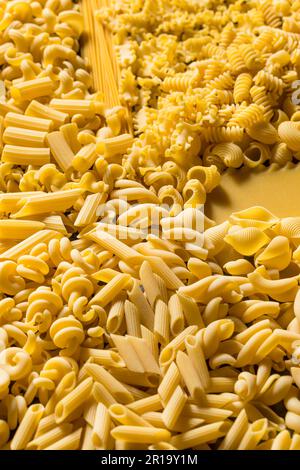 Verschiedene italienische Pasta mit organischen Trockenprodukten auf einem Stapel Stockfoto