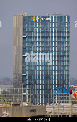 Belgrad, Serbien - 09. April 2023: Computer Software Company Microsoft Office Building Skyscraper at New Belgrade. Stockfoto