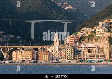 Typische farbige Häuser an der Küste von Sori in der Nähe von Genua. Ligurien, Italien. Stockfoto