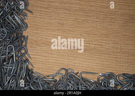 Rahmen aus einem Stapel schwerer Stacheldrahtklammern für Bau und Zimmerei Stockfoto