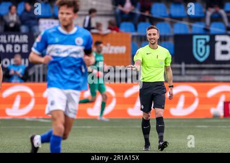 Den Bosch, Niederlande. 12. Mai 2023. DEN BOSCH, NIEDERLANDE - MAI 12: Schiedsrichter Luuk Timmer reagiert während des Keuken Kampioen Divisie-Spiels zwischen dem FC Den Bosch und dem Almere City FC im Stadion De Vliert am 12. Mai 2023 in Den Bosch, Niederlande (Foto: Ben Gal/Orange Pictures) Credit: Orange Pics BV/Alamy Live News Stockfoto