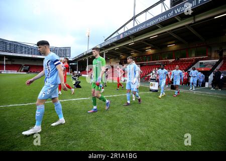 Coventry-Spieler gehen vor dem Birmingham Senior Cup-Finale im Poundland Bescot Stadium, Walsall. Foto: Freitag, 12. Mai 2023. Stockfoto