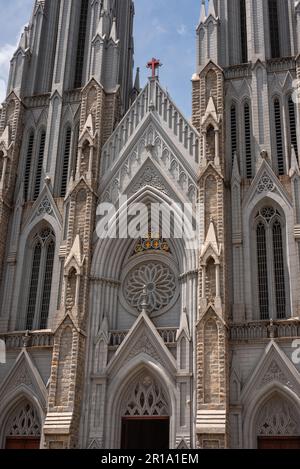 St. Philomena's Church Mysore Karnataka Indien 1. September 2022 Außenfassade der neogotischen und weltberühmten St. Philomenas Kirche in Mysuru Stockfoto