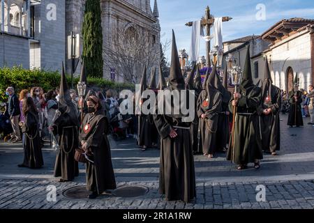 Mitglieder der Bruderschaft des säkularen Franziskanerordens in Prozession mit dem Heiligen Kreuz während Semana Santa in Valladolid, Spanien Stockfoto