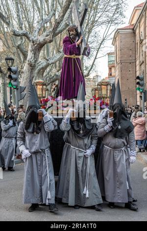 Mitglieder der Bruderschaft der Strafanstalt der Heiligen Leidenschaft Christi während der Prozession während Semana Santa in Valladolid, Spanien Stockfoto