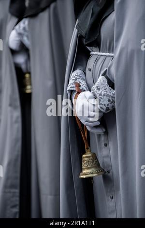 Detail der Mitglieder der Bruderschaft der Strafanstalt der Heiligen Leidenschaft Christi in der Prozession während Semana Santa in Valladolid, Spanien Stockfoto