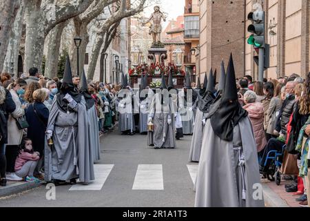 Mitglieder der Bruderschaft der Strafanstalt der Heiligen Leidenschaft Christi während der Prozession während Semana Santa in Valladolid, Spanien Stockfoto