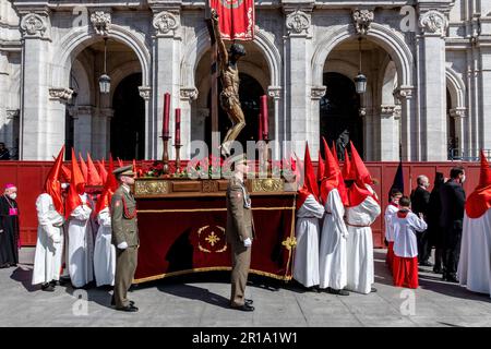 Mitglieder der Cofradía de las Siete Palabras während der Semana Santa in Valladolid, Spanien Stockfoto