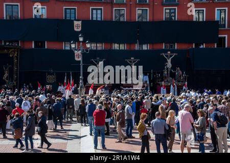 Statuen eines gekreuzigten Jesus versammelten sich auf der Plaza Mayor während Semana Santa in Valladolid, Spanien Stockfoto