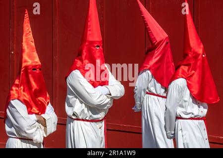 Mitglieder der Cofradía de las Siete Palabras während einer Semana-Santa-Prozession in Valladolid, Spanien Stockfoto