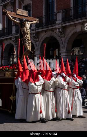 Mitglieder der Cofradía de las Siete Palabras während der Semana Santa in Valladolid, Spanien Stockfoto