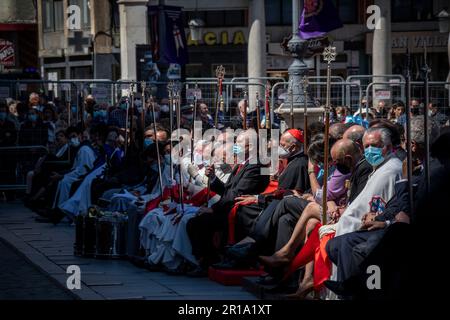 Mitglieder der Bruderschaft versammelten sich auf der Plaza Mayor während Semana Santa in Valladolid, Spanien Stockfoto