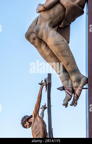 Statuen eines gekreuzigten Jesus versammelten sich auf der Plaza Mayor während Semana Santa in Valladolid, Spanien Stockfoto