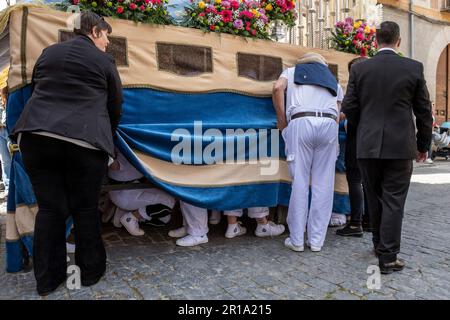 Männer, die einen Paso mit der Jungfrau Maria tragen, ruhen sich im Procesión del Encuentro während Semana Santa, Segovia, Spanien aus Stockfoto