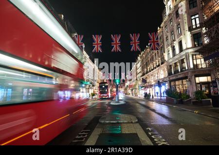 Roter Doppeldeckerbus in London auf der Oxford Street im Stadtzentrum Stockfoto