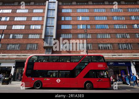 Roter Doppeldeckerbus in London auf der Oxford Street im Stadtzentrum Stockfoto