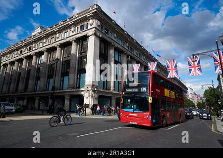 Roter Doppeldeckerbus in London auf der Oxford Street im Stadtzentrum Stockfoto