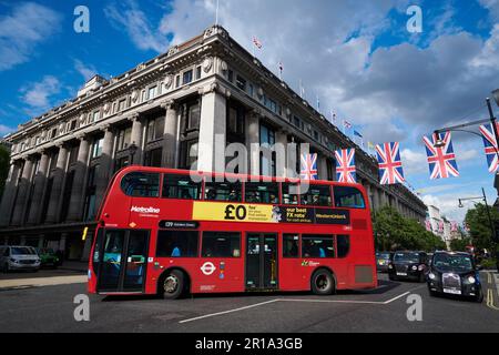 Roter Doppeldeckerbus in London auf der Oxford Street im Stadtzentrum Stockfoto