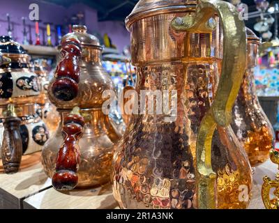 Wunderschöne goldene türkische Teekannen für Tee glänzende orientalische Dekoration in einem Souvenirladen für Touristen. Stockfoto