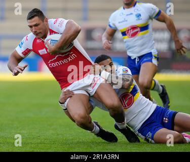 Pete Mata’utia #3 von Warrington Wolves nimmt Ryan Hall #5 von Hull KR während des Spiels der Betfred Super LeagueRound 12 Warrington Wolves vs Hull KR im Halliwell Jones Stadium, Warrington, Vereinigtes Königreich, 12. Mai 2023 in Angriff (Foto von Steve Flynn/News Images) Stockfoto