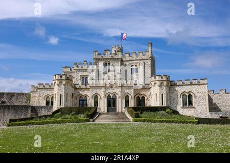 Condette, Frankreich - 10. Mai 2023: Schloss Hardelot befindet sich in der Nähe von Boulogne-sur-Mer. Das Schloss wurde 1222 von Graf Philippe Hurepel von Clermont erbaut. Stockfoto