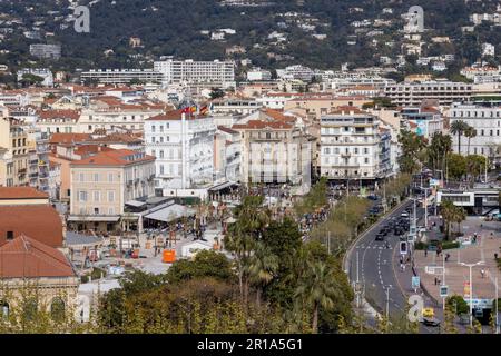 Cannes, Frankreich 10 2023. April: Cannes Innenstadt an der Cote d'Azur, französische Riviera, von oben gedreht Stockfoto