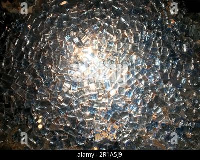 Die Textur von glänzendem Glas, beleuchteten Edelsteinen, Bruchstücken von Strasssteinen, quadratisches, reines, helles, transparentes Silber, Dekoration, Dekoration Stockfoto