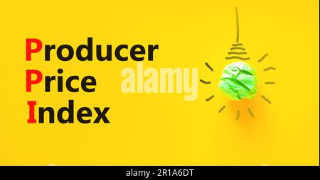 PPI-Symbol für den Preisindex der Erzeuger. Konzeptbegriffe PPI Erzeugerpreisindex auf gelbem Papier. Wunderschöner gelber Hintergrund für den Tisch. Business und PPI PR Stockfoto
