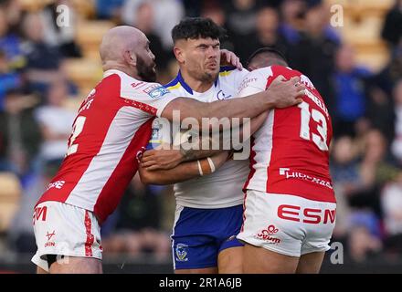 Joe Philbin von Warrington Wolves wird während der Betfred Super League im Halliwell Jones Stadium in Warrington von Kane Linnett (links) von Hull KR und Elliot Minchella angegriffen. Foto: Freitag, 12. Mai 2023. Stockfoto