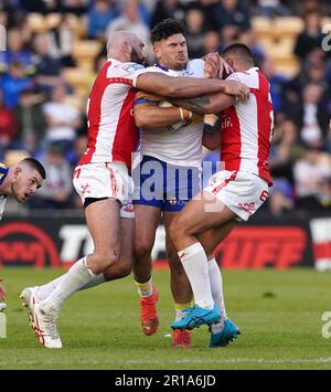 Joe Philbin von Warrington Wolves wird während der Betfred Super League im Halliwell Jones Stadium in Warrington von Kane Linnett (links) von Hull KR und Elliot Minchella angegriffen. Foto: Freitag, 12. Mai 2023. Stockfoto