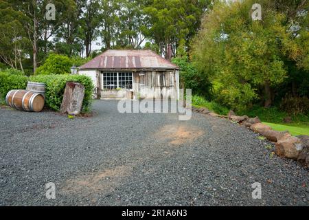 Kerikeri neuseeland - 3 2011. März; alte historische Schmiede und Touristenattraktion in leicht abgenutztem Zustand mit Schotterpfad zum Eingang und Stockfoto