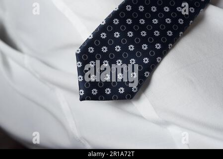 una camicia bianca ed una cravatta blu con decori, Vestire in Maniera elegant Stockfoto