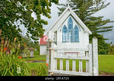 Kerikeri neuseeland - 3 2011. März; Alt - Historische kleine, weiße anglikanische Holzkirche und Hof des St. James, umgeben von Bäumen Stockfoto