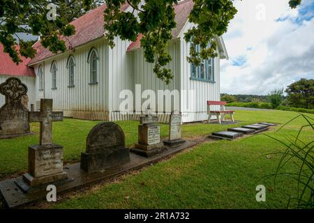 Kerikeri neuseeland - 3 2011. März; Alt - historische kleine weiße Holzkirche mit Gräbern des kemp-Familienrings. Stockfoto