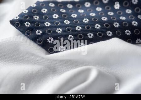 una camicia bianca ed una cravatta blu con decori, Vestire in Maniera elegant Stockfoto