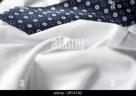 una camicia bianca ed una cravatta blu con decori, Vestire in Maniera elegant Stockfoto