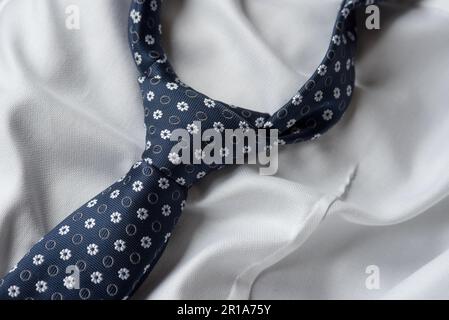 una camicia bianca ed una cravatta blu con decori, Vestire in Maniera elegant Stockfoto