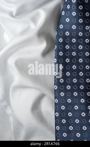 una camicia bianca ed una cravatta blu con decori, Vestire in Maniera elegant Stockfoto