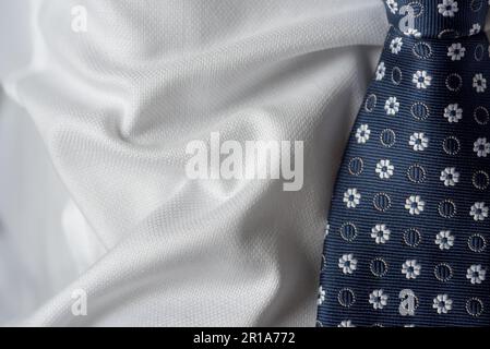 una camicia bianca ed una cravatta blu con decori, Vestire in Maniera elegant Stockfoto