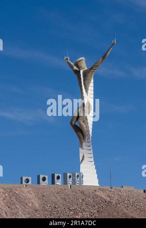 El Cristo de la Misericordia, eine Metallskulptur auf einem Hügel außerhalb von Calingasta, Provinz San Juan, Argentinien. Stockfoto