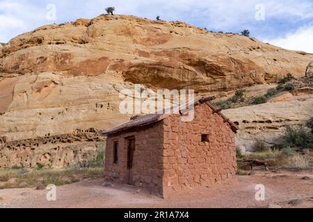 Die historische Behunin-Steinhütte wurde 1883 von einem Pionier-Siedler im heutigen Capitol Reef-Nationalpark, Utah, erbaut. Stockfoto