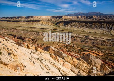 Strike Valley, The Waterpocket Fold und Henry Mountains vom Strike Valley Overlook. Capitol Reef-Nationalpark, Utah. Stockfoto