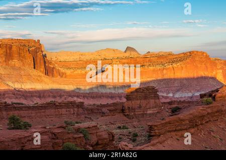 Sonnenlicht auf den Felsformationen des Capitol Reef National Park, vom Sunset Point am Rand des Sulpur Creek Canyon aus gesehen. Stockfoto