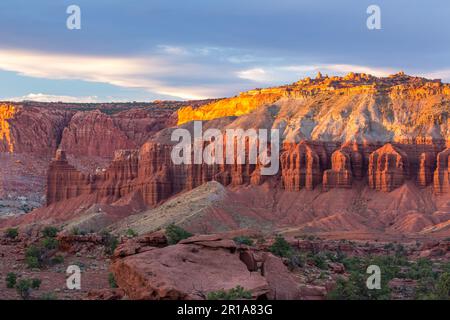 Sonnenuntergang über der Mummy Cliff vom Panorama Point im Capitol Reef National Park in Utah. Chimney Rock ist ganz links. Stockfoto