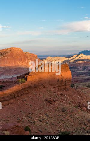 Sonnenlicht auf den Felsformationen des Capitol Reef National Park, vom Sunset Point am Rand des Sulpur Creek Canyon aus gesehen. Stockfoto